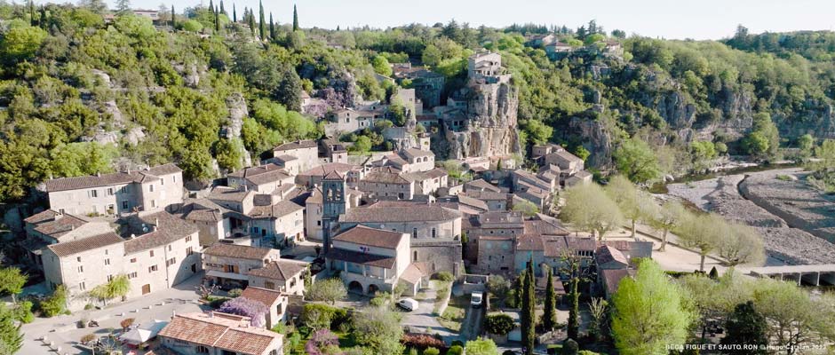 Vue du village de Labeaume, filmé dans le documentaire BECA FIGUE ET SAUTO RON